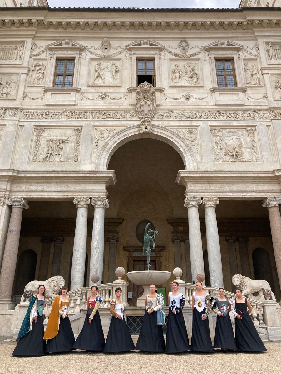 Suite du projet de la VILLA Médicis pour les DTMS. Après la découverte de Rome et de son patrimoine culturel, les choses sérieuses ont commencé dans la villa : youtube.com/live/dnvmLlE2a…   À suivre…