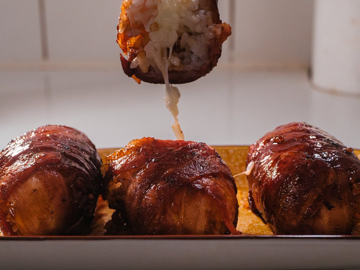 NOUVELLE RECETTE 🍙🥩

Ce soir, on retourne au Japon avec une recette d'onigiri un peu spéciale : des Nikumaki Onigiri
Imaginez... Un onigiri entouré de viande caramélisée avec un coeur au fromage bien filant... youtu.be/yNUeeyWzdMc