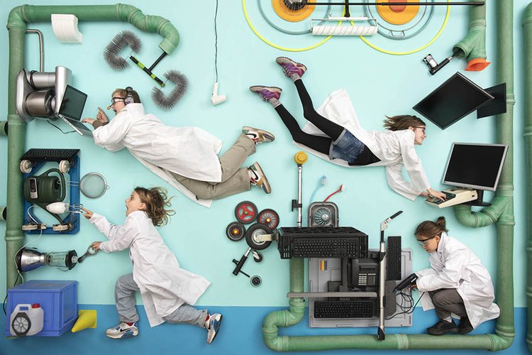 Wir wamikis sind schon lange Fans des Fotografen Jan von Holleben: Morgen am 23.5. wird in Zingst/Darss seine Ausstellung REGENBOGENROBOTERWELTRAUMEIS eröffnet! 489 Grundschulkinder haben ihre Ideen für unsere Zukunft aufgemalt. Jan hat sie fotografiert. zingst.de/fotoausstellun…