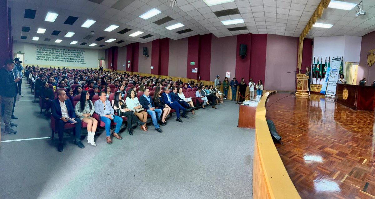 <a href="/NikiCosta/">Domenica Costa</a> <a href="/Presidencia_Ec/">Presidencia Ecuador 🇪🇨</a> <a href="/opengovpart/">Open Gov Partnership</a> <a href="/gadlatacunga/">Municipio Latacunga</a> <a href="/fund_meridiano/">Fundación Meridiano</a> <a href="/CpccsEc/">Participa Ecuador</a> <a href="/ESPEU/">ESPE</a> <a href="/PNUDEcuador/">PNUD Ecuador</a> <a href="/AMEcuador/">Municipalidades Ec</a> Quiero destacar al compromiso "Fortalecimiento de las capacidades de innovación y Gobierno Abierto en los municipios del 🇪🇨", liderado por <a href="/AMEcuador/">Municipalidades Ec</a> y <a href="/datalat/">Datalat</a>, que fue la semilla para la implementación posterior del modelo de gobernanza en este cantón. 
🎙️<a href="/NikiCosta/">Domenica Costa</a>