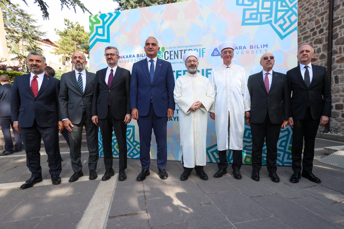 Ankara Bilim Üniversitesi çatısı altında kurulan İslamofobi ile Mücadele Merkezi’nin (CENTERCIF) açılışını, Anadolu Medeniyetleri Müzesi’nde gerçekleştirdik.

İslam’a ve Müslümanlara yönelik önyargı, ayrımcılık ve nefret söylemleriyle mücadele etmek amacıyla kurulan bu merkezin;