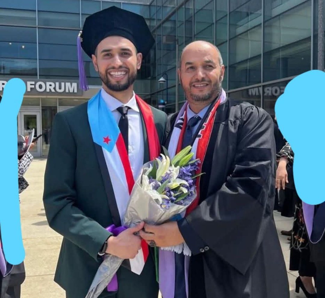 ولد يشارك والده الفرح في حفل تخرجه من كلية طب الأسنان الف الف مبروك موضوع عادي جدآ العجيب بالأمر إن الأب يمني وحدوي والابن جنوبي إنفصالي يعني لو تنفصل الدولة بتنفصل العائلة 😔😆

#اليمن