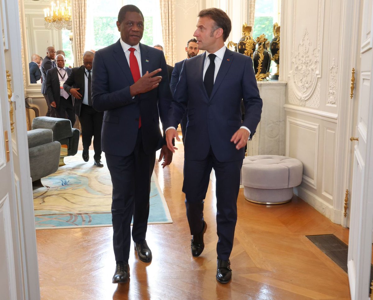 PMashatile's tweet photo. I paid a courtesy call on President of the French Republic, His Excellency Emmanuel Macron, at his residence, Palais de I’Élysee this afternoon.

Our meeting focused on strengthening trade and diplomatic cooperation as well as cooperation in multilateral fora. 

During the meeting, I indicated that the presence of over 400 French companies employing over 65 000 South Africans is a testimony to the value proposition that South Africa offers, and that this visit has re-enforced the need for continued cooperation. 

#SAinFrance #InvestSA #PaulMashatile
🇿🇦🇫🇷