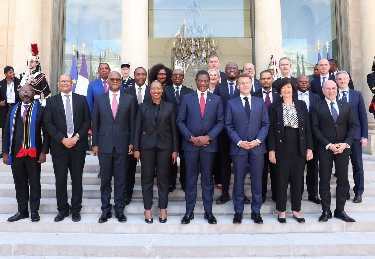 PMashatile's tweet photo. I paid a courtesy call on President of the French Republic, His Excellency Emmanuel Macron, at his residence, Palais de I’Élysee this afternoon.

Our meeting focused on strengthening trade and diplomatic cooperation as well as cooperation in multilateral fora. 

During the meeting, I indicated that the presence of over 400 French companies employing over 65 000 South Africans is a testimony to the value proposition that South Africa offers, and that this visit has re-enforced the need for continued cooperation. 

#SAinFrance #InvestSA #PaulMashatile
🇿🇦🇫🇷