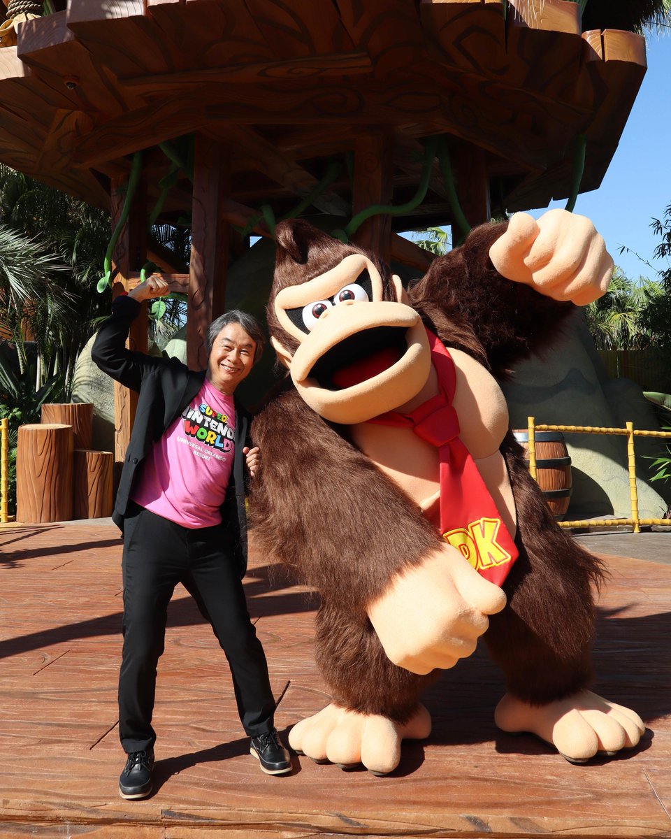 New pictures of Shigeru Miyamoto from the opening of Epic Universe Orlando. 

Miyamoto is 72 years old and is experiencing something very few have outside of Walt Disney. 

Opening theme parks based on your creations.