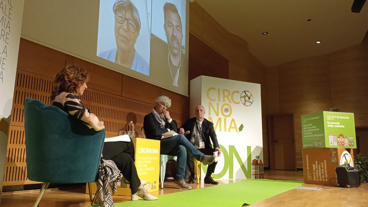 Circonomia (@circonomia) on Twitter photo La voce inconfondibile del mitico Franco Bragagna introduce la presentazione dell'ultimo libro di <a href="/errecavallo/">Roberto Cavallo</a> "Economia della #staffetta" sul palco di #Circonomia La voce inconfondibile del mitico Franco Bragagna introduce la presentazione dell'ultimo libro di <a href="/errecavallo/">Roberto Cavallo</a> "Economia della #staffetta" sul palco di #Circonomia