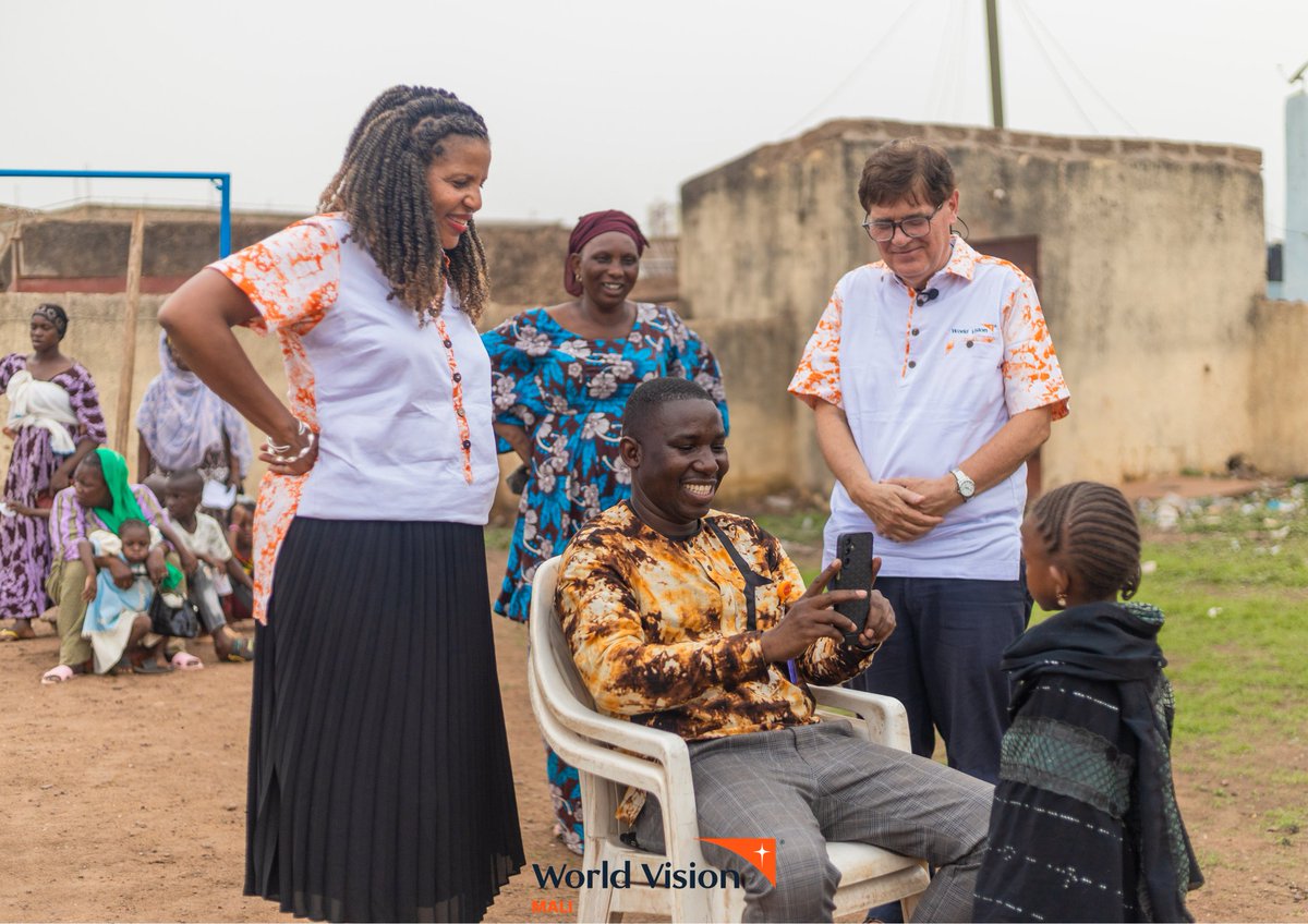 La Directrice Régionale Afrique de l'Ouest de World Vision, accompagnée du Directeur National de World Vision Mali, a été enchantée d'assister à l’enregistrement de 25 enfants dans le programme de parrainage de Bamako Urban 2.

Rappelons que ce nouveau programme urbain de