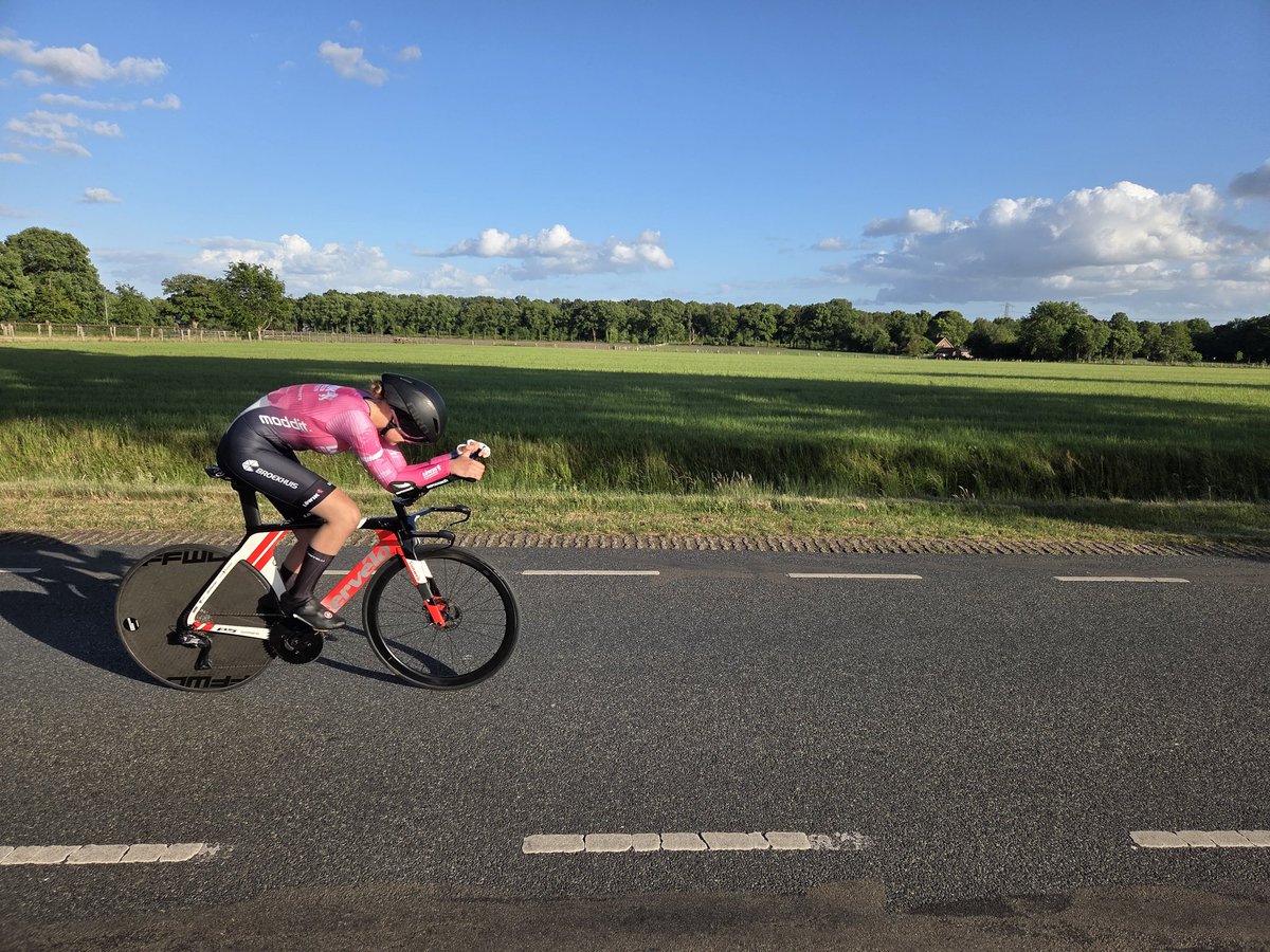 De KNWU Tijdritcompetitie in Hoge Hexel is in volle gang.