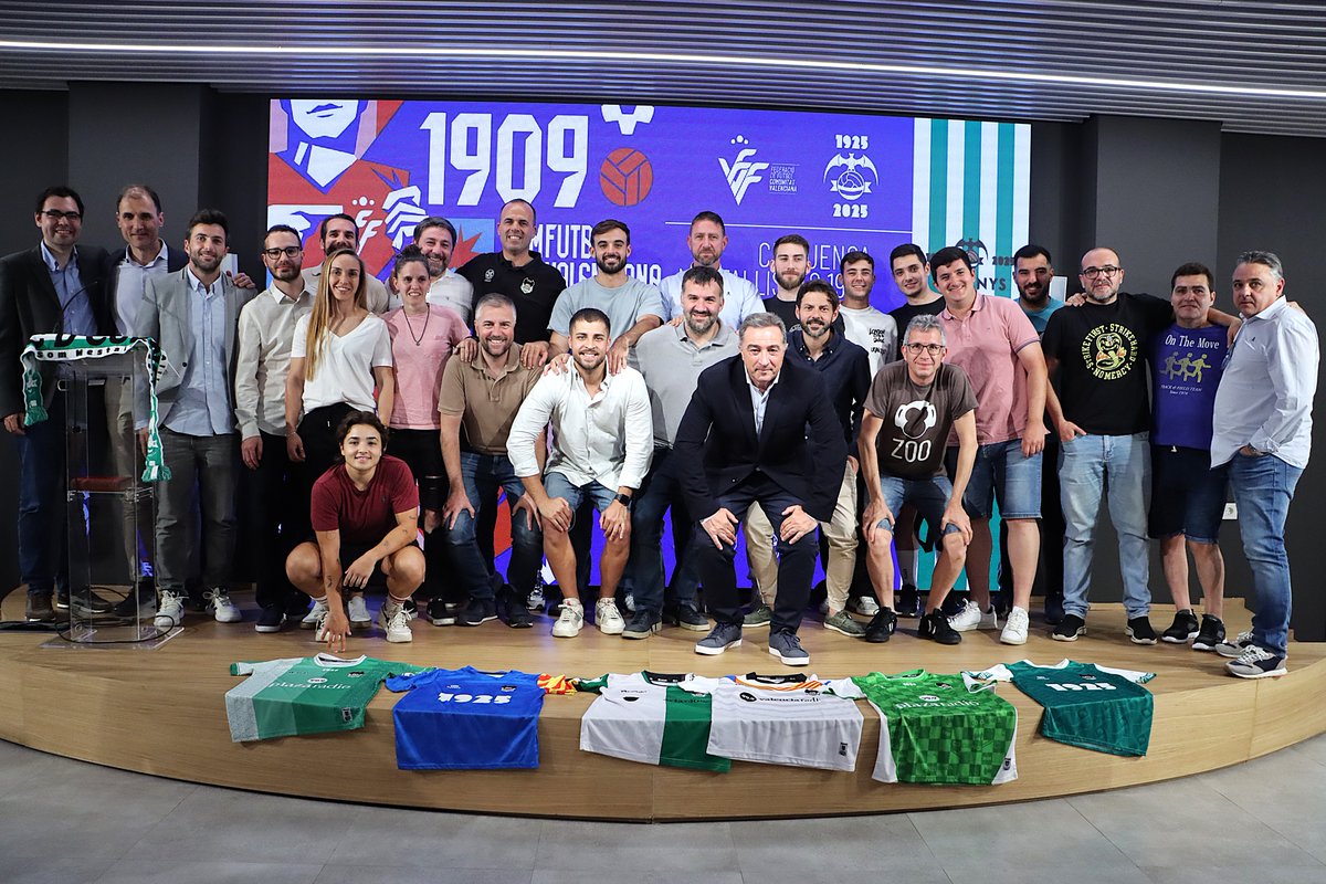 FFCV_info's tweet photo. CENTENARI |

El @CDCMestallistes celebra su centenario en la sede de la @FFCV_info 😊

Gracias por venir a celebrarlo y enhorabuena por esos 💯 años!!!

#somFutbol