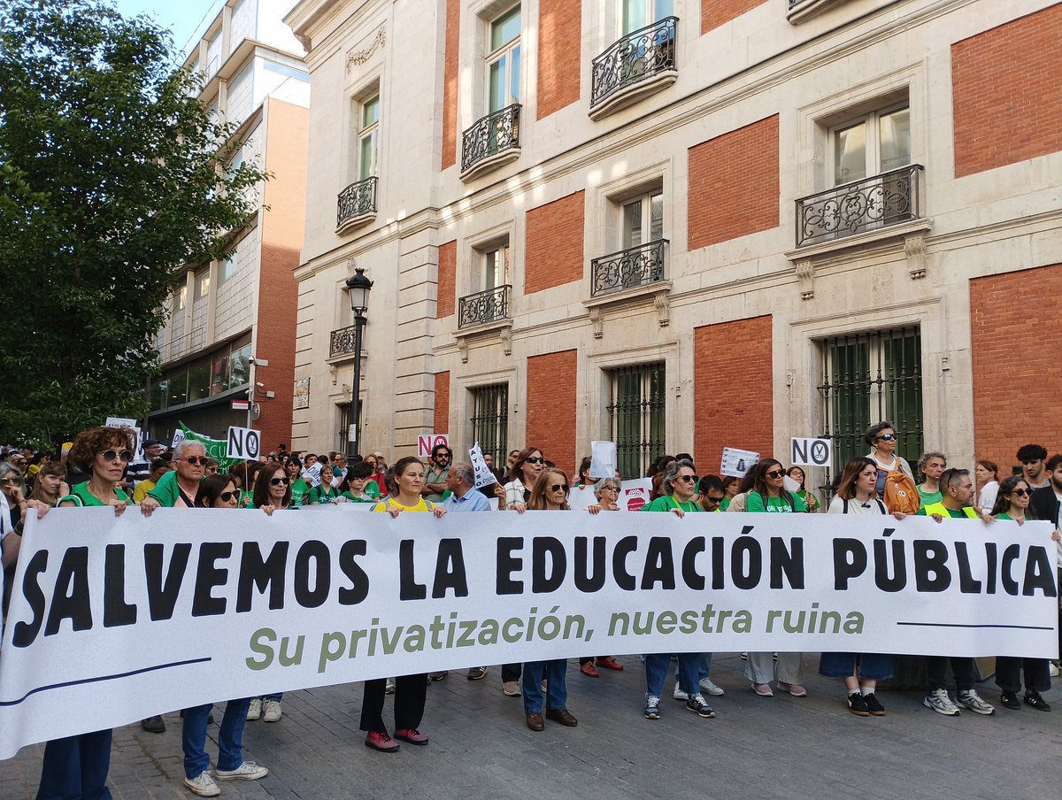 Margarita Sainz (@margarita_sainz) on Twitter photo En la manifestación por la #EscuelaPública exigiendo que paren las privatizaciones de las distintas enseñanzas y se retire la ley de universidades #AyusoTeQuitaLaVida dejándote sin poder estudiar bien en la Pública <a href="/VenaMareaVerde/">Marea Verde Madrid ¡#MatricúlateEnLaPública!</a> En la manifestación por la #EscuelaPública exigiendo que paren las privatizaciones de las distintas enseñanzas y se retire la ley de universidades #AyusoTeQuitaLaVida dejándote sin poder estudiar bien en la Pública <a href="/VenaMareaVerde/">Marea Verde Madrid ¡#MatricúlateEnLaPública!</a>