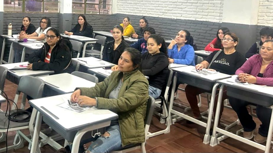 Sinafocal's tweet photo. 🔜 ¡#Capiibary se forma con ideas y voz propia!

🔛 Iniciaron con entusiasmo los cursos de Oratoria y Plan de Negocios en la ciudad de Capiibary, departamento de #SanPedro, con cerca de 50 participantes que apuestan al conocimiento como herramienta de transformación personal y profesional.

🗣️ El curso de Oratoria está a cargo de la Mag. Olga Ovelar.

📊 El curso de Plan de Negocios es impartido por el Econ. Richard Romero.

📍 Las clases se desarrollan de forma simultánea en el Colegio Nacional de Capiibary, de 17:00 a 22:00 hs.

➕ Sumamos procesos de formación  que fortalecen habilidades comunicativas y emprendedoras en todo el país 🇵🇾.