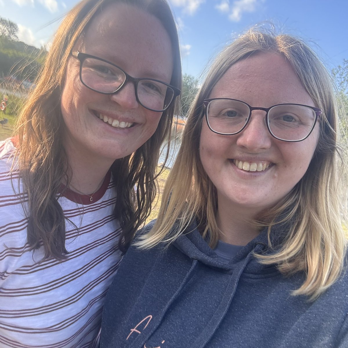 Shout out to my girlfriend who drove over an hour to bring me two bunches of beautiful flowers, my fave iced coffee, a book I’m desperate to read, and then drove us to a beautiful country park for a walk 🥰