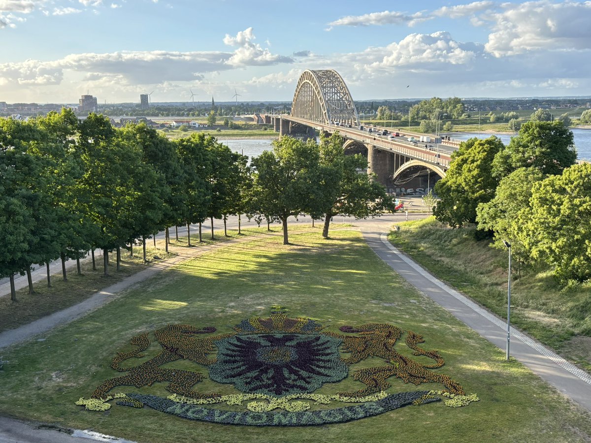 Het bloemenwapen ligt er weer mooi aangelegd bij. Geweldig uitzicht zo! #nijmegen #noviomagus #belvedere