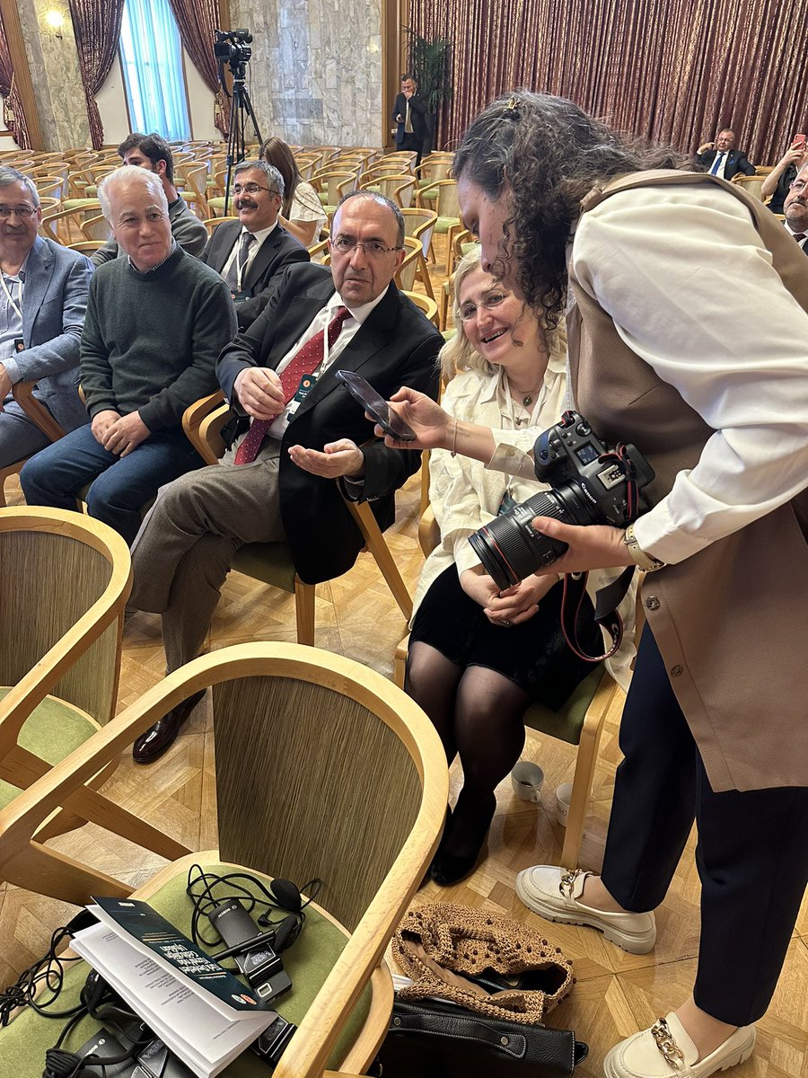 TBMM’mizi kaç yıl sonra ziyaret ettik.
Dostlarla bir araya geldik. Türk dünyasının seçkin hocalarıyla bir arada bulunmak güzeldi.