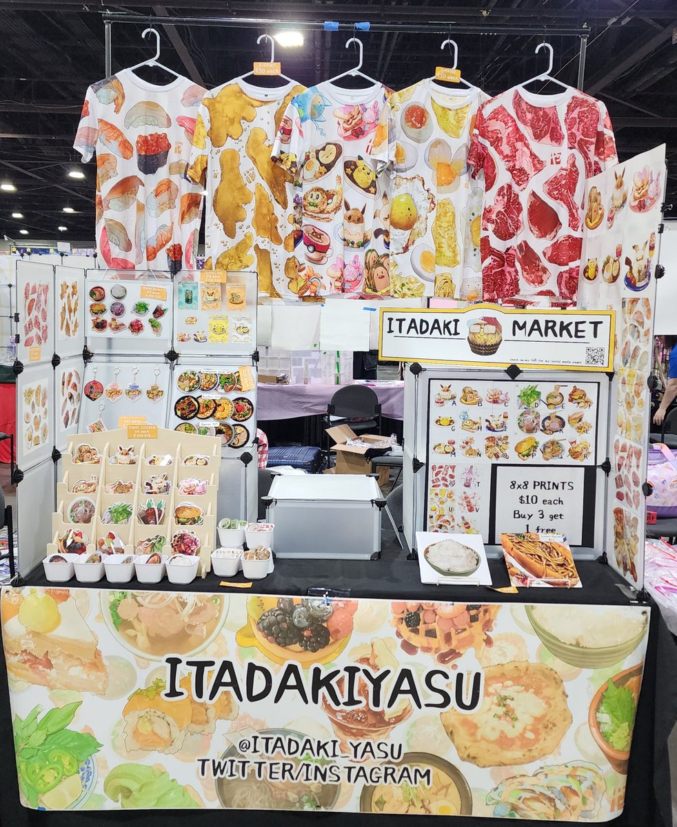 itadaki_yasu's tweet image. All set up for day 1 of Momocon! I am dying (aka body pain all over), but please come visit me!!
I'll be at AA table #2111!