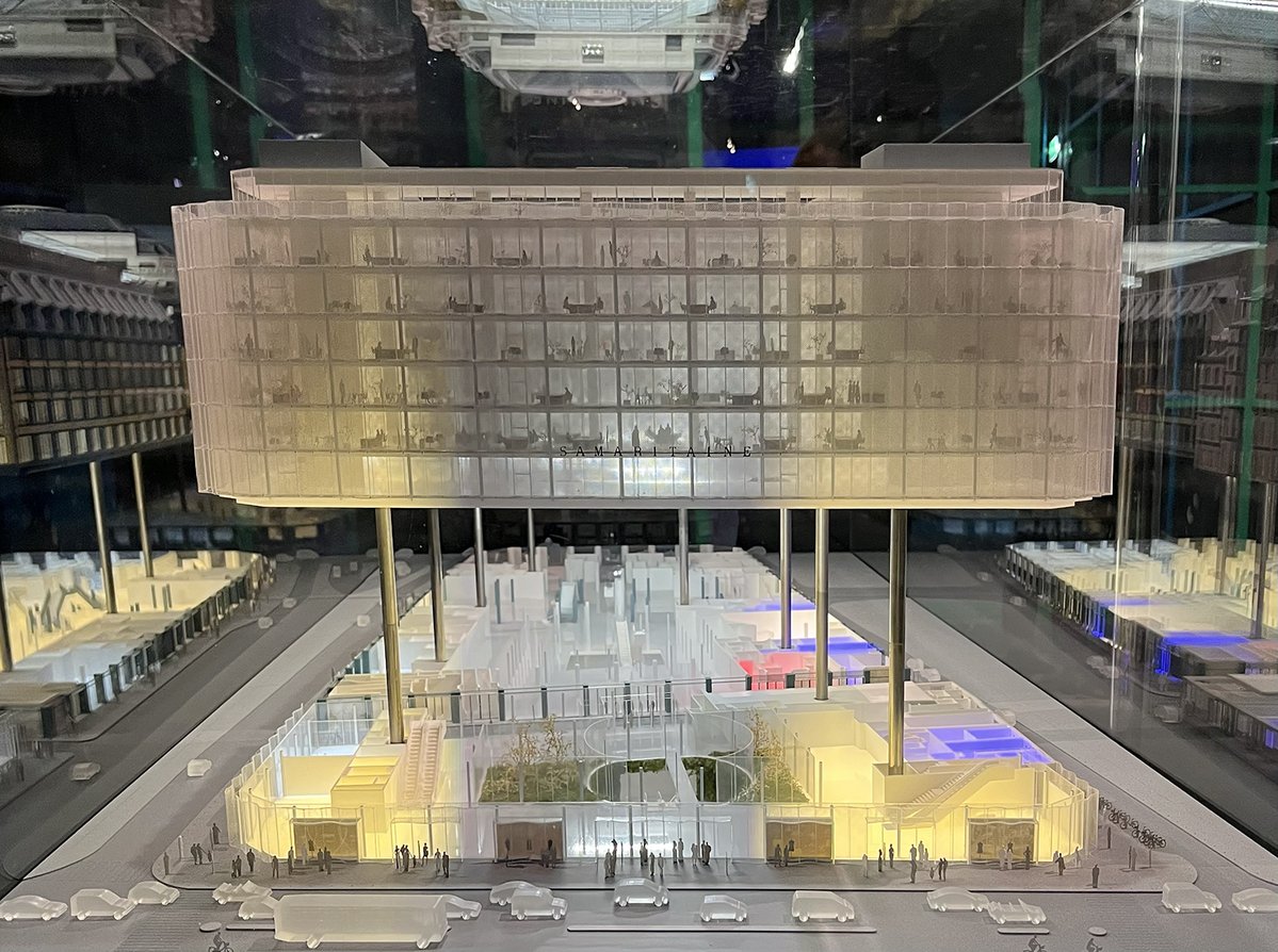 L’expérientiel au goût du jour, « retail, hospitality, brand, scéno », biblio sonore Com d'Archi Podcast 05 2025  charlottedepondt.org/site/lexperien… 
 __
📸©️Anne-Charlotte Depondt, 2025 - maquette escamotable de la Samaritaine, exposée à la Cité de l'Architecture, Paris 2025