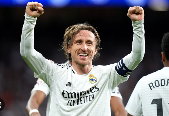 realmadridbr's tweet photo. Não te veremos mais em campo e isso dói. Mas você se vai com o nome escrito pra sempre na história do maior clube do mundo. Foi um prazer absoluto te ver em campo. Obrigado Luka.
@lukamodric10 https://t.co/xTW8aecD4d