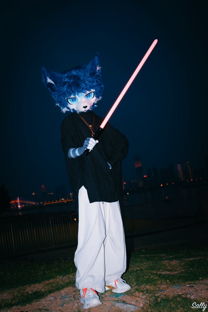 夜芒握剑，唤醒内心不羁的野性灵魂。

毛替:<a href="/Ranso0425/">然</a> 
📷:<a href="/ForgetFox7/">Ｓａｌｌｙ🍊🍊🍊</a>
#FursuitEveryday