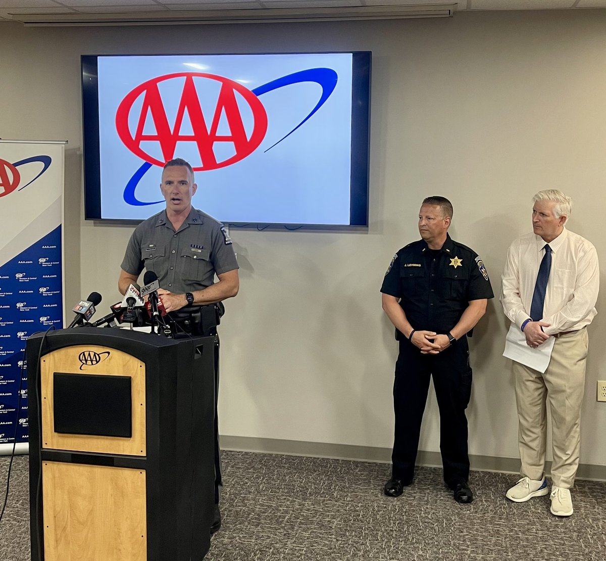Erie County Clerk Mickey Kearns (@eriecountyclerk) on Twitter photo Today I joined <a href="/AAA_WCNY/">AAA Western and Central New York</a> & community partners to raise awareness of the #100DeadliestDays for Teen Drivers (between #MemorialDay & #LaborDay):
📵 Don't Drive Distracted
💯 Follow Speed Limit
🎯 Buckle Up
🚫 Never Drive Impaired
🎯 Talk To Your Teen
#ItCanWait #ArriveAlive Today I joined <a href="/AAA_WCNY/">AAA Western and Central New York</a> & community partners to raise awareness of the #100DeadliestDays for Teen Drivers (between #MemorialDay & #LaborDay):
📵 Don't Drive Distracted
💯 Follow Speed Limit
🎯 Buckle Up
🚫 Never Drive Impaired
🎯 Talk To Your Teen
#ItCanWait #ArriveAlive