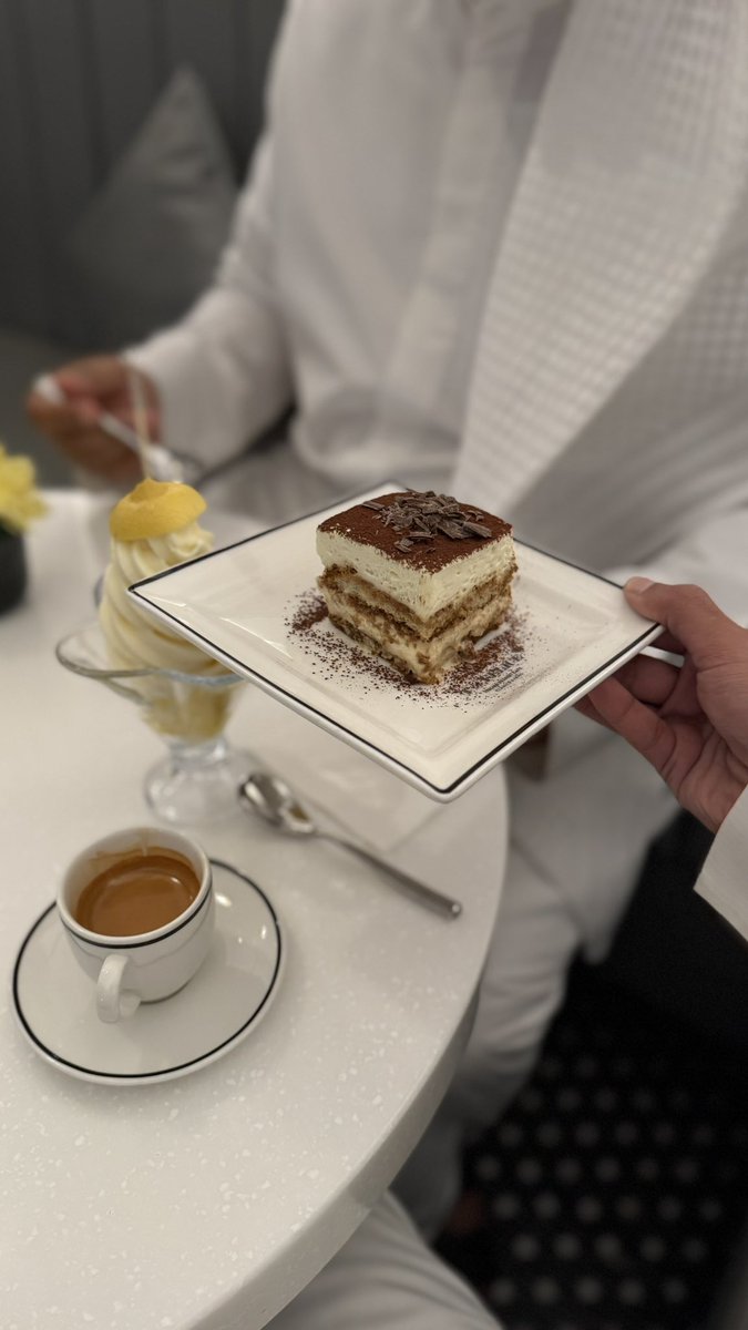 المزيج اللي بياضه مختلط بالعودي 
شكلها عنها يسولف لا تسولف عنها

فوقها الكمبودي اللي ماهو بكمبودي
يوم ما مدت على الشايب تطيب منها :)