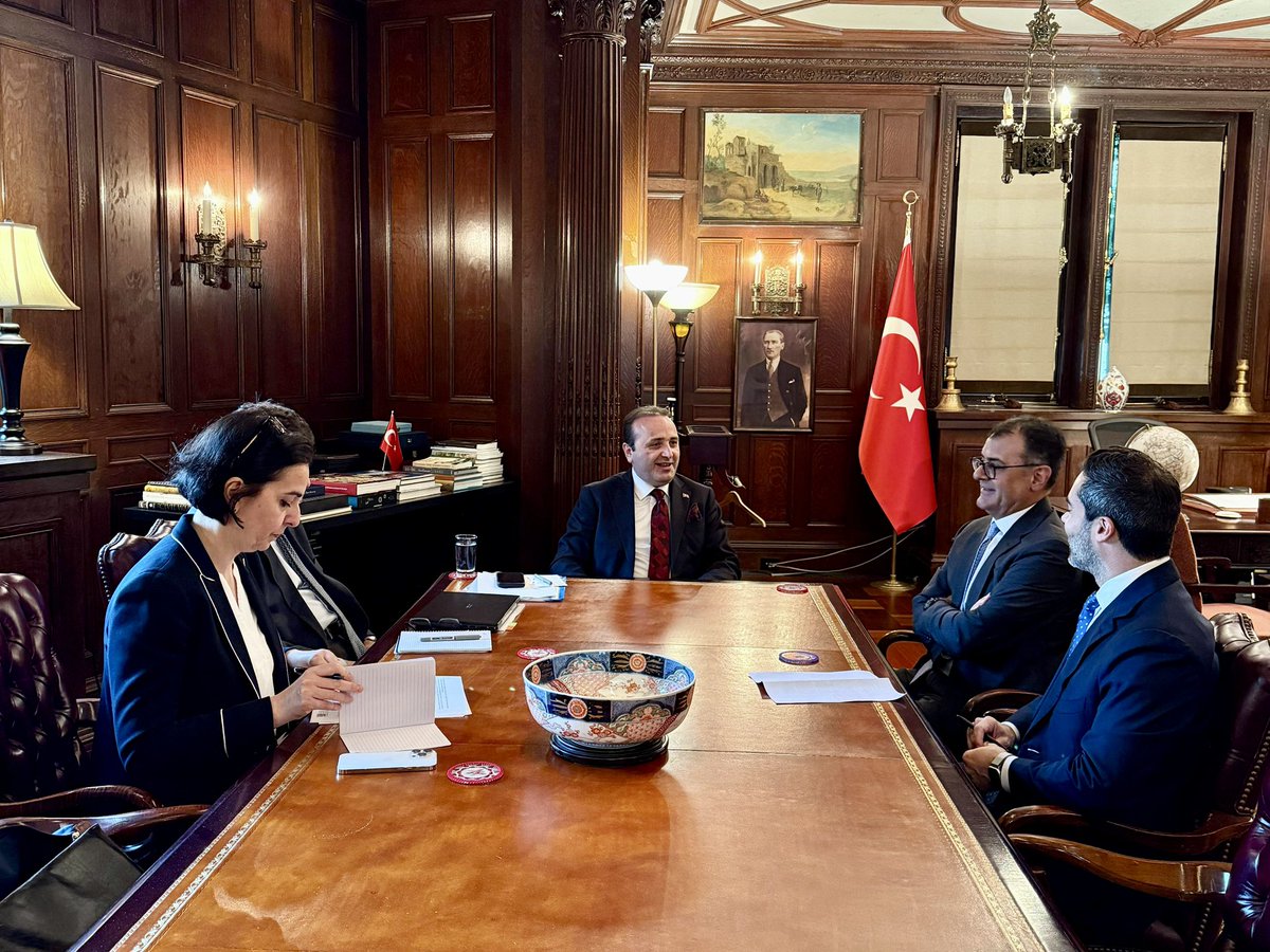 Washington ziyaret eden Ticaret Bakan Yardımcısı Mustafa Tuzcu, Büyükelçimiz Sayın Sedat Önal ile görüştü. Bakan Yardımcısı Tuzcu ayrıca, Türkiye’de yatırımı bulunan şirketlerin temsilcileriyle bir araya geldi.

Yatırımcı firmalarla gerçekleştirilen görüşmelerde, şirketlerin