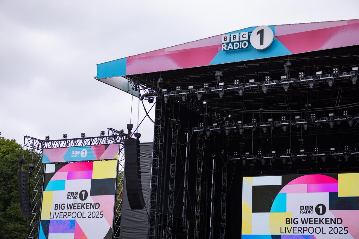 MerseyPolice's tweet image. We’re ready, are you?! 🎤 

The finishing touches are being put in place at #SeftonPark for @BBCR1’s #BigWeekend!

Please remember 🔽 

🍻 Drink responsibly 
🚉 Plan your journey 
💬 Report anything you see that doesn’t feel right
🌞 Stay hydrated and sun-safe 
💃 Have fun!