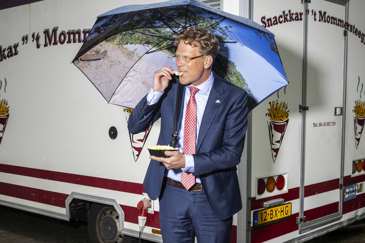 De gemeente is op aarde om de inwoners vort te helpen, vooruit. Dat vergt leiderschap, zegt gemeentesecretaris Harrie Timmermans van Heusden, en een positieve grondhouding. ‘Als het niet kan zoals het moet, dan moet het maar zoals het kan.’ vng.nl/artikelen/geme…