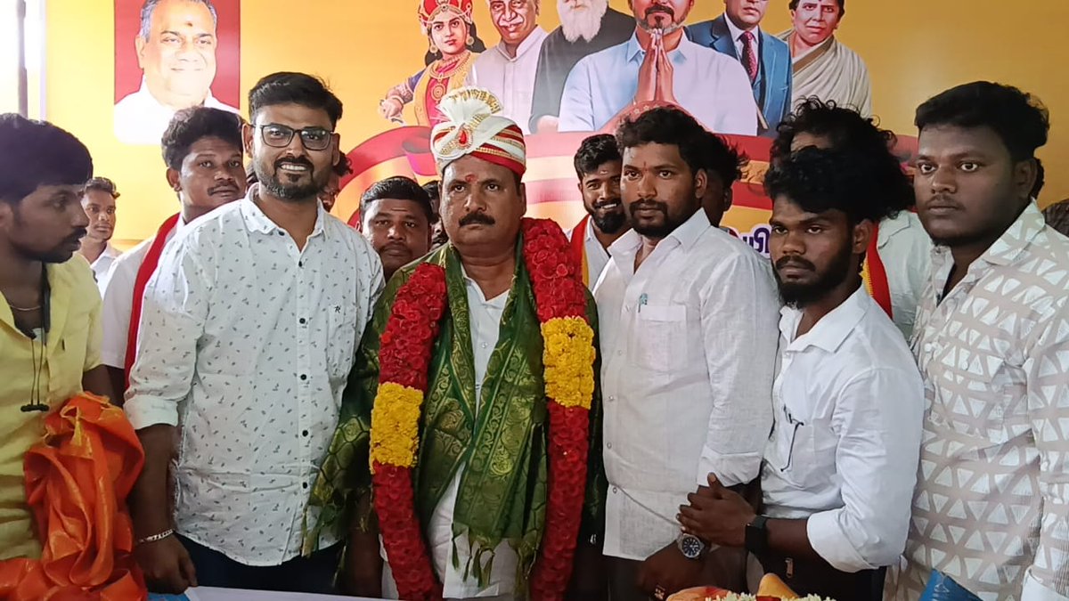 TVK_ARIYALUR's tweet photo. மாவட்டத் தலைவர் திரு. எம். சிவக்குமார் எம்.எஸ்.சி அவர்களுக்கு இனிய பிறந்த நாள் நல்வாழ்த்துகள்!
தமிழக வெற்றி கழக வளர்ச்சிக்கு தொடர்ந்து பங்களித்து வருகிற உங்கள் அர்ப்பணிப்பு, நேர்மை மற்றும் ஊக்கமே எங்களுக்கெல்லாம் பேருதாரணம்!
#it_wing #அரியலூர் @BussyAnand @TVKVijayHQ https://t.co/SD7tjA0DNu