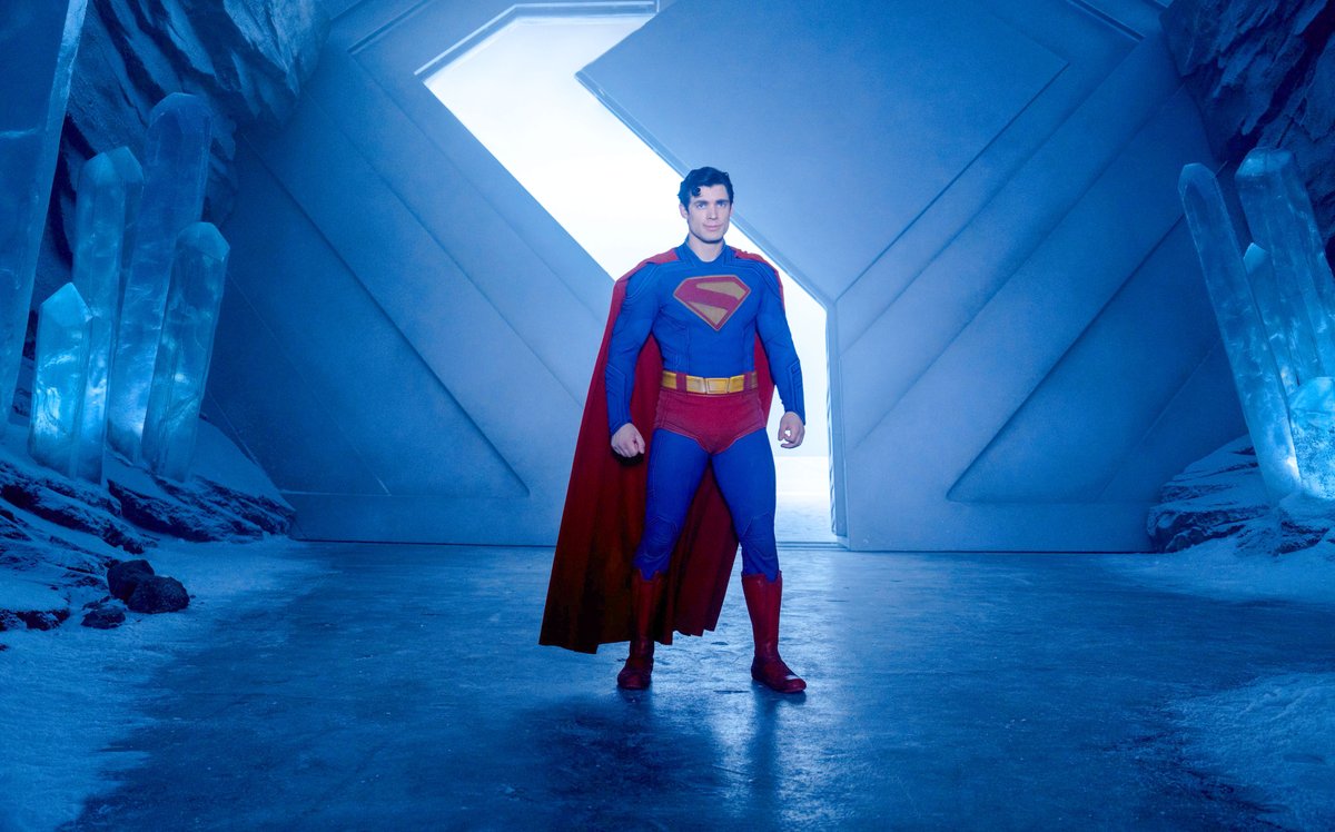 FlatulentFather's tweet photo. @DCFilmNews Too dark/gritty. Why isn't Superman smiling?? Here, I fixed it... https://t.co/2qACmesT4w
