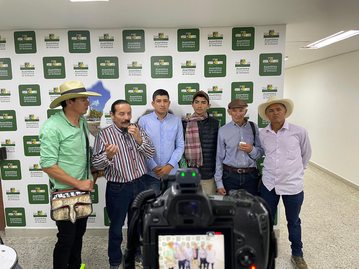 GeneracionPAnt's tweet photo. Campesinos y concejales de Jericó exigen justicia ambiental y defensa del territorio.

@juandavidmuoz22 @manuelgarcia_52 @asambleadeant @LeonFredyM @AGAColombia 

Nota en: https://t.co/jooyvcA0S8 https://t.co/hTE6yrf4pS