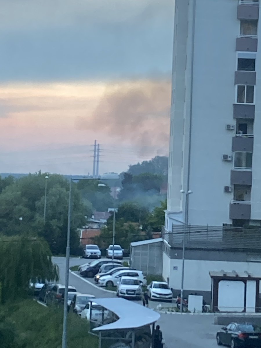 BGBWWWW's tweet photo. Uobicajno spaljivanje otpada na otvorenom u nelegalnom naselju Mali Leskovac na Karaburmi u blizini nekolici e punih igralista za decu @prijavi_problem @MinistarstvoZZS https://t.co/FNkpywlG71