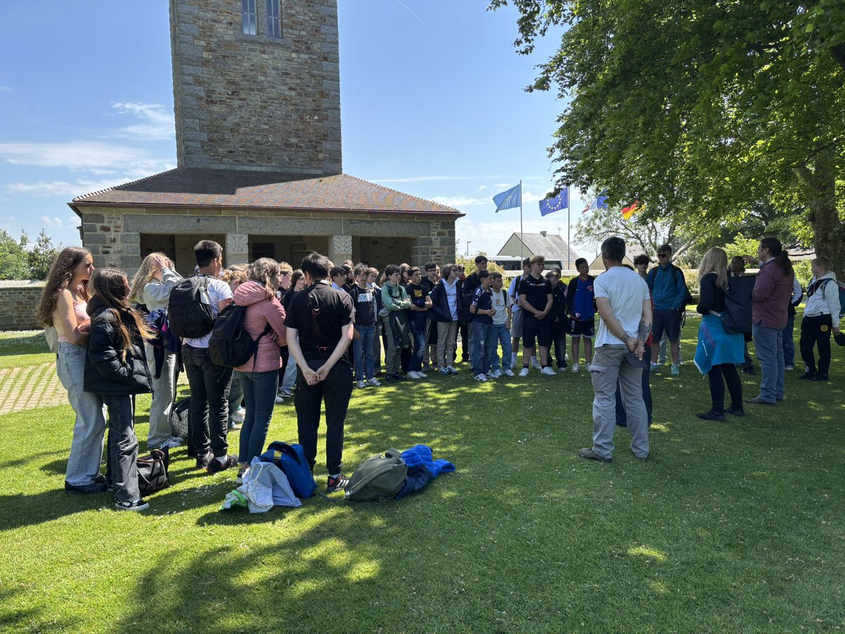 ErasmusFerronay's tweet photo. En binômes franco-allemands, les élèves ont restauré les inscriptions sur des tombes du cimetière allemand d’Orglandes. #engagement #DevoirDeMémoire @EUErasmusPlus @dsden50 @ClgLeFerronay @Drareicnormande @ofaj_dfjw @VilleCherbourg https://t.co/tQ4zVHUjLs