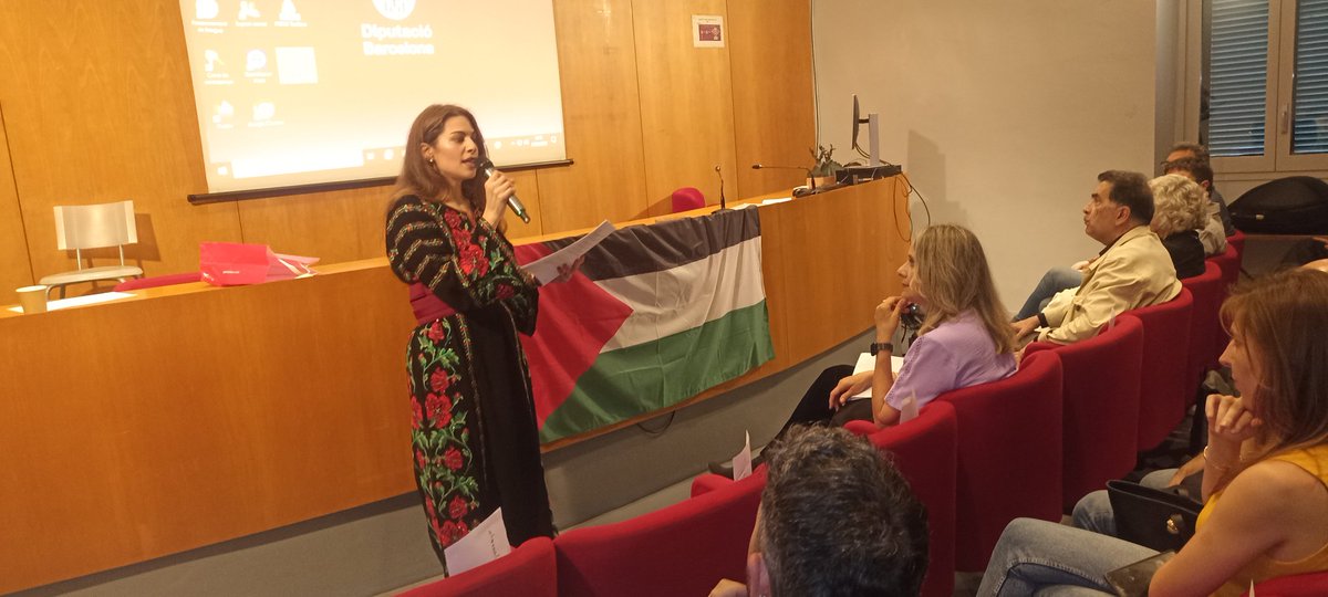 Emotiu i reivindicatiu acte d'entrega Premi Esperança amb motiu d dia de la Nakba Palestina a Barcelona a <a href="/Raquel_Marti_/">Raquel Martí</a> d l'agència  <a href="/UNRWAes/">UNRWA.es</a> i al dibuixant Miquel Ferreres que ha denunciat durant anys des dels seus dibuixos als diaris el patiment del Poble Palestí #غزة #برشلونة
