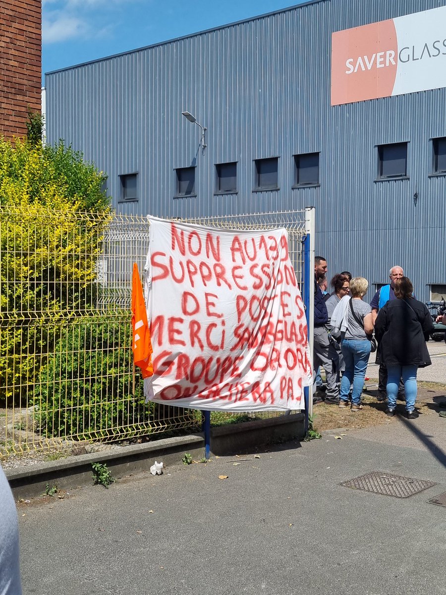 LepretreTony's tweet photo. ⚠️Besoin de vous, ça doit faire du bruit⚠️
J’étais aujourd’hui aux côtés des salariés de #Saverglass, en grève pour la deuxième fois.
139 suppressions de postes sont annoncées !
Le groupe s’est développé au Mexique, attiré par des coûts de production bien plus bas.
Et pour ça, ce sont les ouvriers du #Havre qui ont tout donné : ils ont formé les équipes sur place, lancé le site, mis leur vie entre parenthèses pendant des mois.
Ils ont malheureusement creusé leur propre tombe !
Aujourd’hui, Saverglass fait le choix des profits, au mépris total des vies humaines.
Après deux ans de crise, de chômage partiel, de chantage à la baisse des salaires… voilà comment on les remercie.
Une trahison aussi violente que silencieuse, cette injustice devrait faire écho dans tout le pays.
L’État doit défendre notre économie, protéger notre savoir-faire, protéger ses travailleurs et mettre fin aux délocalisations !
Les comptes du groupe sont bons, les actionnaires se gavent.
Et les ouvriers peuvent crever !
Mais bon... #Macron est content, Snapchat ouvre des bureaux en France. 🤦♂️
Pauvre de nous.