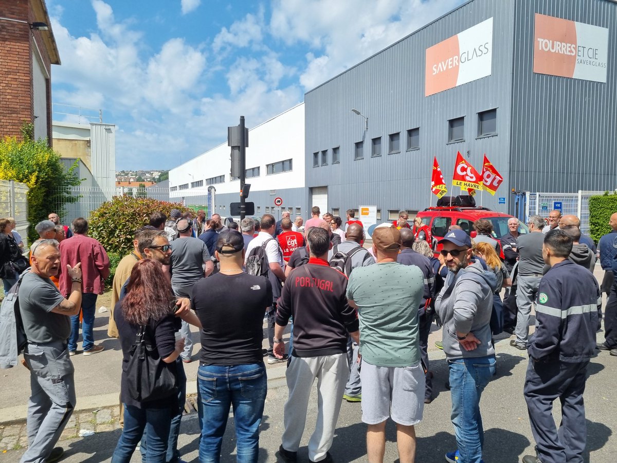 LepretreTony's tweet photo. ⚠️Besoin de vous, ça doit faire du bruit⚠️
J’étais aujourd’hui aux côtés des salariés de #Saverglass, en grève pour la deuxième fois.
139 suppressions de postes sont annoncées !
Le groupe s’est développé au Mexique, attiré par des coûts de production bien plus bas.
Et pour ça, ce sont les ouvriers du #Havre qui ont tout donné : ils ont formé les équipes sur place, lancé le site, mis leur vie entre parenthèses pendant des mois.
Ils ont malheureusement creusé leur propre tombe !
Aujourd’hui, Saverglass fait le choix des profits, au mépris total des vies humaines.
Après deux ans de crise, de chômage partiel, de chantage à la baisse des salaires… voilà comment on les remercie.
Une trahison aussi violente que silencieuse, cette injustice devrait faire écho dans tout le pays.
L’État doit défendre notre économie, protéger notre savoir-faire, protéger ses travailleurs et mettre fin aux délocalisations !
Les comptes du groupe sont bons, les actionnaires se gavent.
Et les ouvriers peuvent crever !
Mais bon... #Macron est content, Snapchat ouvre des bureaux en France. 🤦♂️
Pauvre de nous.