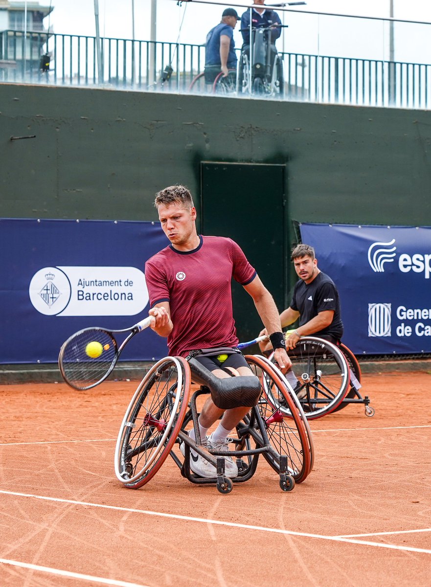 <a href="/TRAMBcnOpen/">TRAMBarcelonaOpen</a> <a href="/DaniCaver/">Daniel Caverzaschi</a> <a href="/kike_siscar/">Kike Siscar🎾♿️</a> <a href="/RCPoloBarcelona/">Real Club de Polo de Barcelona</a> Día de dobles en el <a href="/TRAMBcnOpen/">TRAMBarcelonaOpen</a>, con la lluvia como protagonista parcial de la jornada.
Derrota de Siscar/Roque y victoria de De la Puente/🇳🇱Spaargaren.
