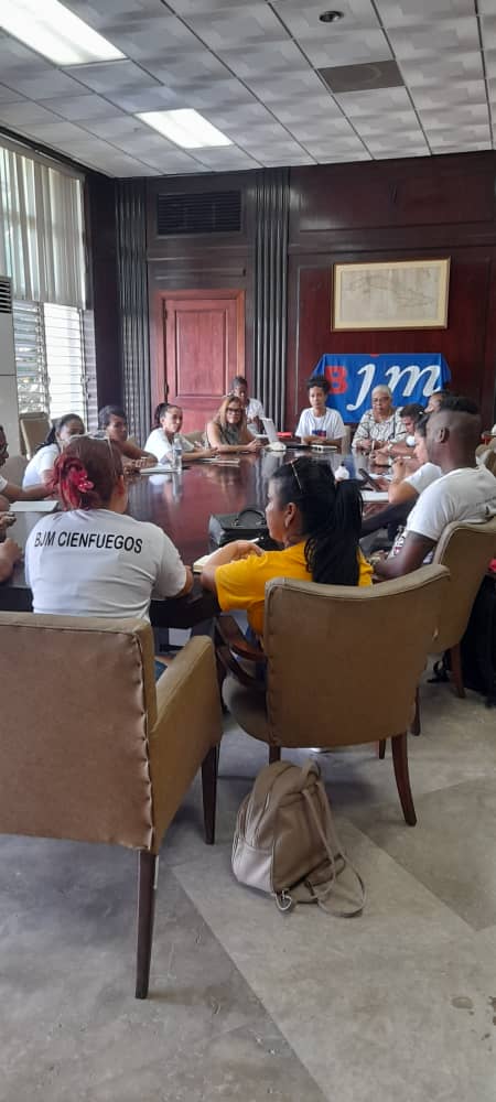 ¡Arte y cultura en acción! 🎨  
Se convierte la <a href="/BiblioNacCuba/">Biblioteca Nacional de Cuba José Martí</a> en el corazón de la creación artística.  ¡La <a href="/bjm_arte/">Brigada de Instructores de Arte José Martí</a> está trabajando en comisiones! Jóvenes artistas se reúnen para evaluar el funcionamiento de la brigada.