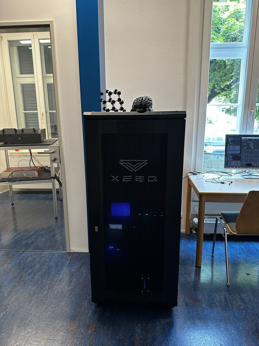 nicoli_kim's tweet image. POV: you’re invited to give a talk about enhancing hybrid algorithms on quantum computers using ML, and you end up being photographed with a real quantum device (a.k.a. Baby Diamond) 💎
Exciting day at the Modular Supercomputing and Quantum Computing Center in Frankfurt 🤓