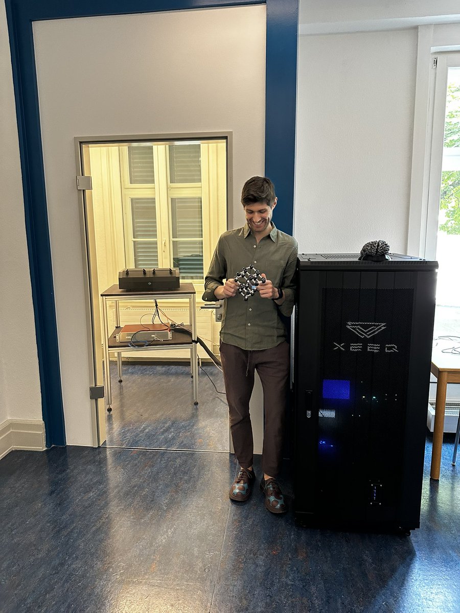 nicoli_kim's tweet image. POV: you’re invited to give a talk about enhancing hybrid algorithms on quantum computers using ML, and you end up being photographed with a real quantum device (a.k.a. Baby Diamond) 💎
Exciting day at the Modular Supercomputing and Quantum Computing Center in Frankfurt 🤓