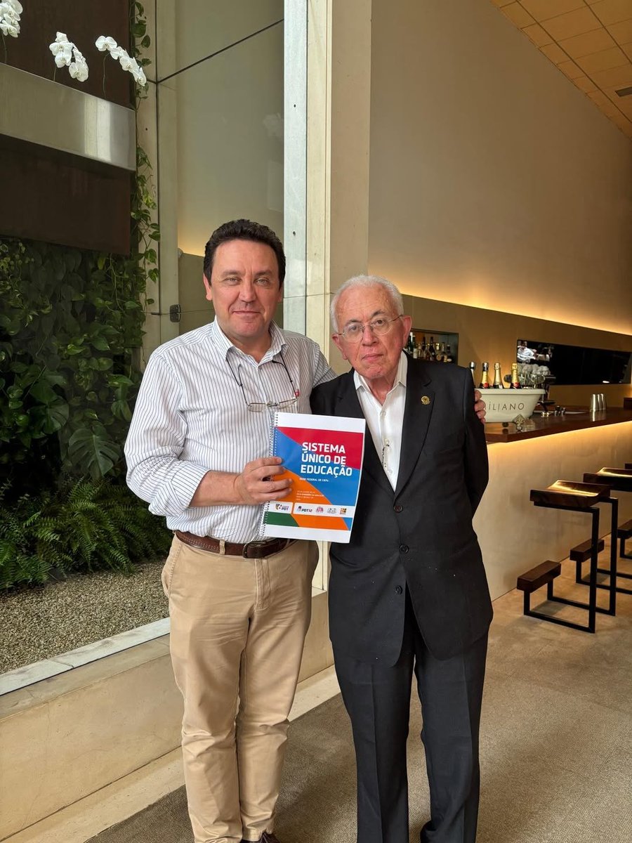 A reunião/almoço de hoje foi com um brasileiro ilustre e posso afirmar que se trata de uma das inteligências mais luminosas do país! Conversamos sobre 2026, o prof. Mangabeira Unger recebeu uma cópia do projeto executivo do SUE - Sistema Único de Educação.