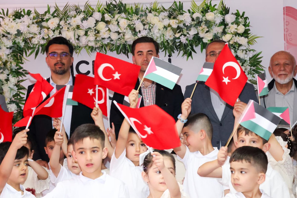 Kaymakamımız Sn. Mehmet KAYA Belediye Başkan Yrd. Sn. Harun SARI, İlçe Müftümüz Çelebi GÜN, Ticaret Odası Başkanı Sn. Ahmet KOYUNCU ve velilerin katılımıyla Fakı Dayı 4-6 yaş Kur'an kursunda yıl sonu programı düzenledi.