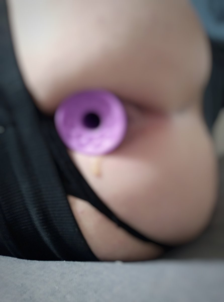 (blurred)Currently sharing pics on my telegram group about being plugged all day and some anal leaking coming out 🙈 👀 just 9 USD to join 💕 links on comments 💋