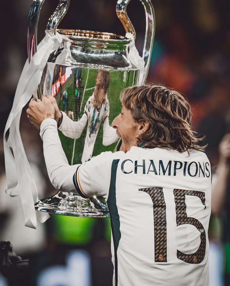 floperiano's tweet image. Llegaste hace 13 años por 42 millones, para "tapar vergüenzas" y te despides hoy siendo una LEYENDA.
Gracias por cada pase, cada asistencia, cada gol, y sobre todo, por representar con tanta clase y humildad los valores del Real Madrid.
#graciasluka