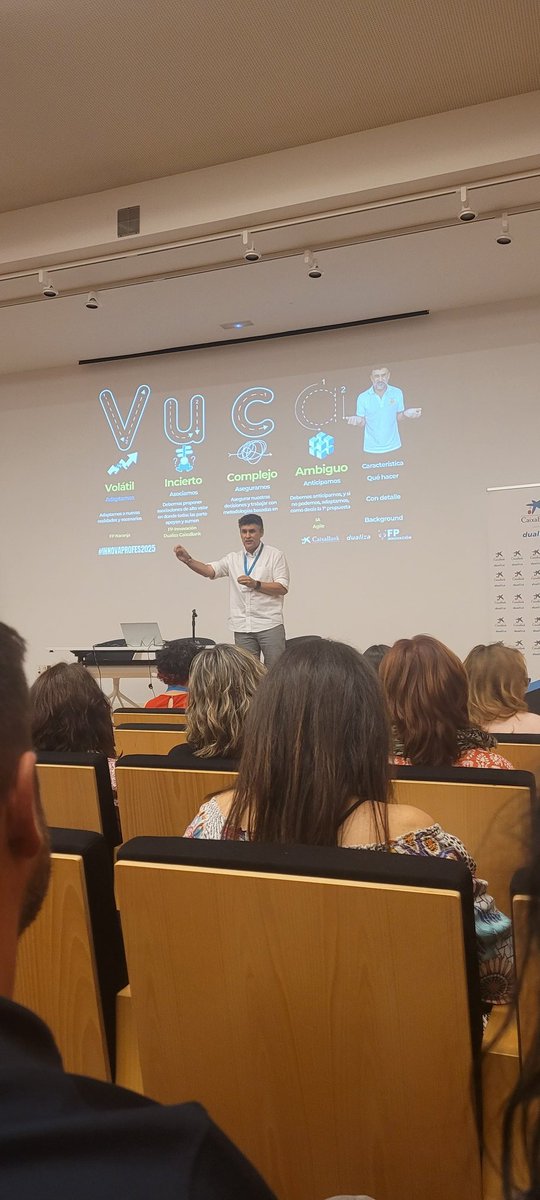 Cierre de la primera jornada del Congreso #INNOVAPROFES2025 con <a href="/ppenalvera/">Pablo Peñalver Alonso</a> 
<a href="/CABK_Dualiza/">CaixaBank Dualiza</a> y <a href="/FPinnovacion/">FPiE+ Emprendimiento Aumentado</a>