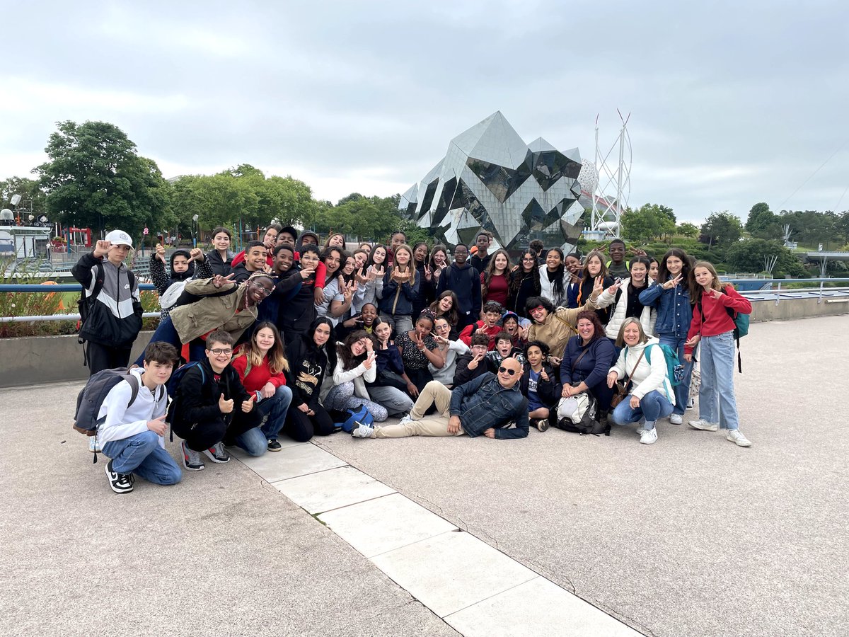 Voyage au Futuroscope réussi pour les 5e du collège Paul Valéry de Valence !
Une belle journée de découvertes, de rires et de partages autour des sciences, de la technologie et de l’imaginaire. Merci aux élèves pour leur enthousiasme et leur excellent comportement!