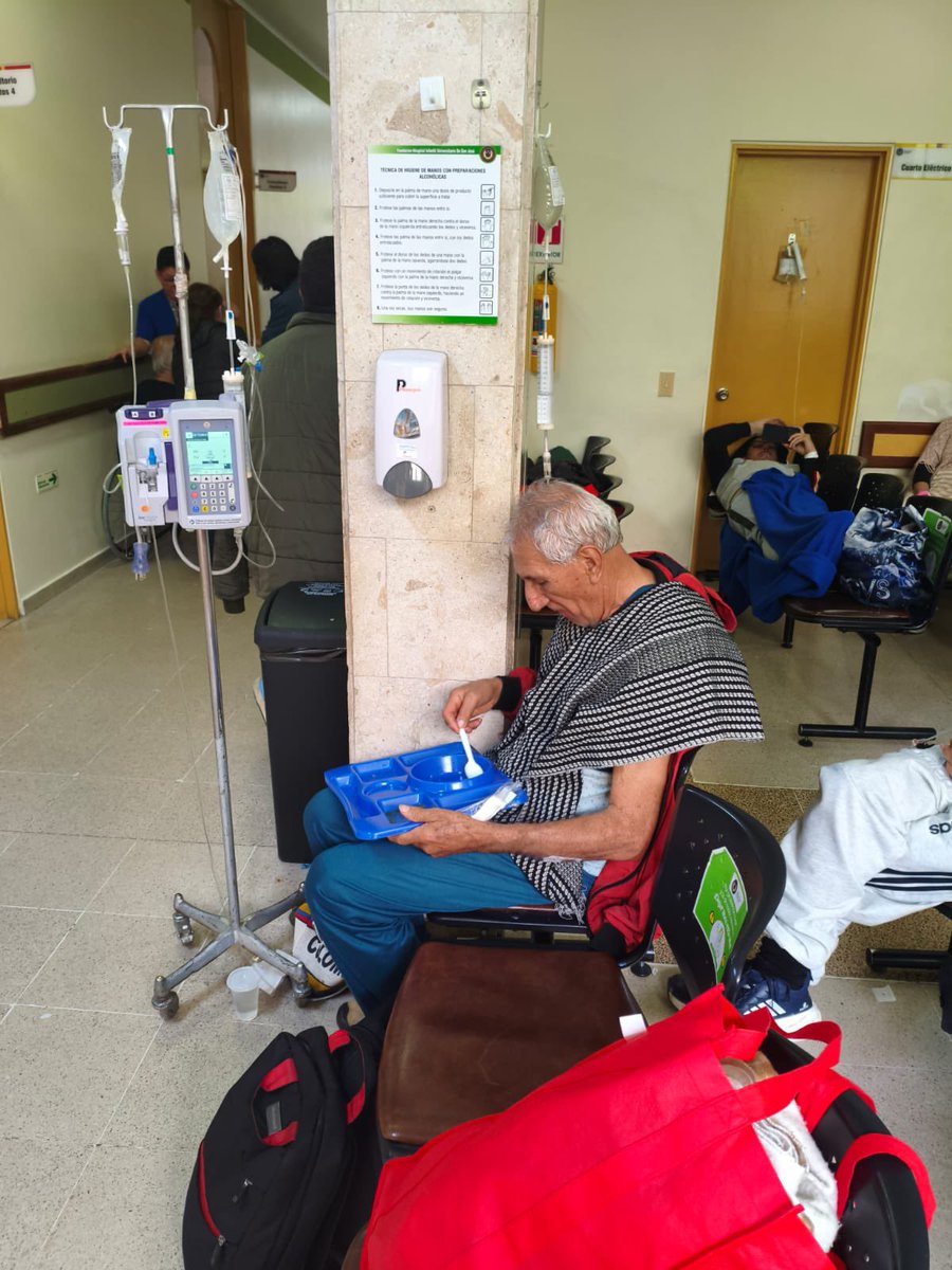 URGENTE: Paciente de 78 años que ingresa por urgencias el martes y a quien le dan orden de hospitalización, continúa día y noche en una silla en <a href="/HIUSJ_Bogota/">Hospital Infantil Universitario de San José</a> y <a href="/NuevaEPS_/">NUEVA EPS</a> no hace nada al respecto. Ayuda por favor <a href="/Supersalud/">Supersalud</a> <a href="/MinSaludCol/">MinSalud Colombia 🇨🇴</a> <a href="/SectorSalud/">Secretaría Distrital de Salud</a> <a href="/personeriabta/">Personería de Bogotá</a>