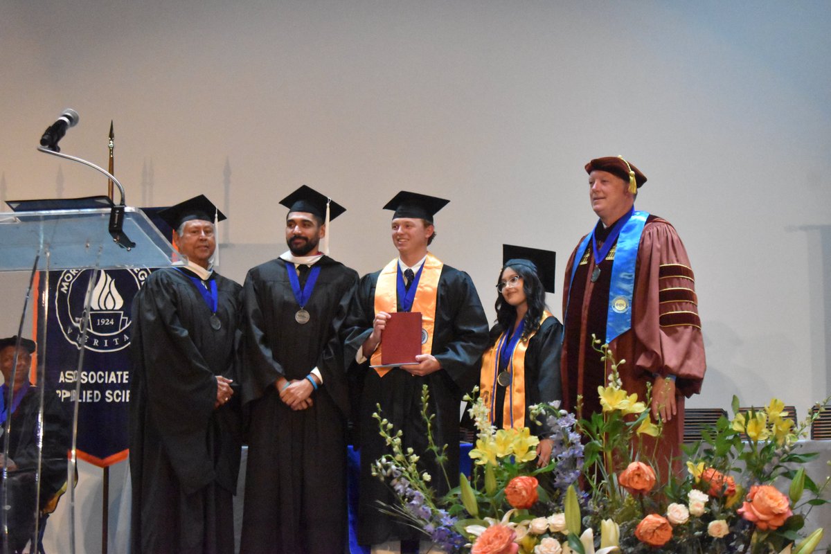 Our student-athletes not only shine on the field of play, but also rock in the classroom! Drew Clemmer, a 2-year member of MC's ⚾️ team, received the Robert M. Hale Award for Academic Excellence at last week's Commencement.