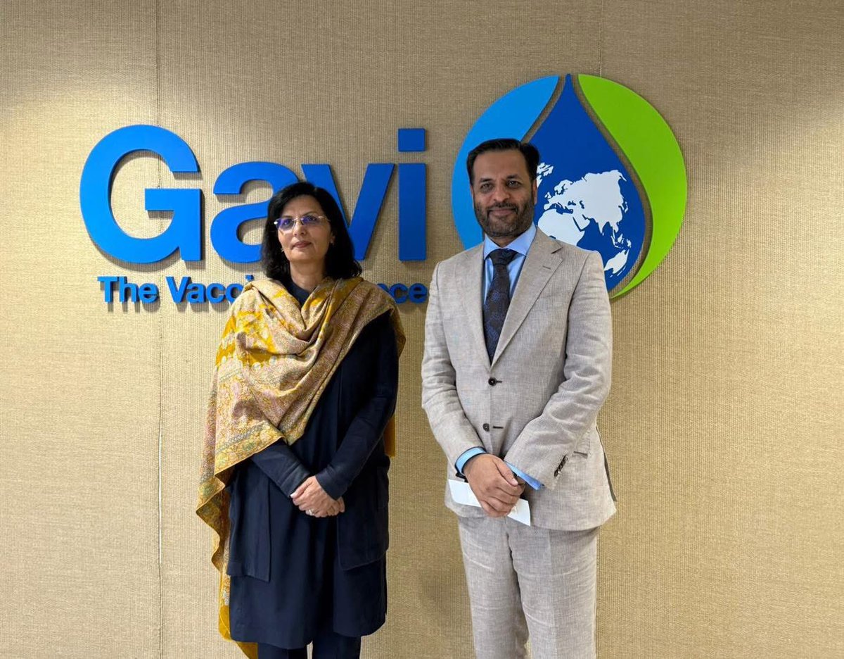 یہ وہ باوقار خاتون ہیں جنہوں نے پاکستان میں قابلِ تحسین خدمات انجام دیں، مگر انہیں وطن اور سیاست دونوں کو خیرباد کہنے پر مجبور کر دیا گیا۔
آج ہمارے ایک زبردستی مسلط کردہ وفاقی وزیر فخر سے ان کے ساتھ تصاویر بنوا رہے ہیں۔