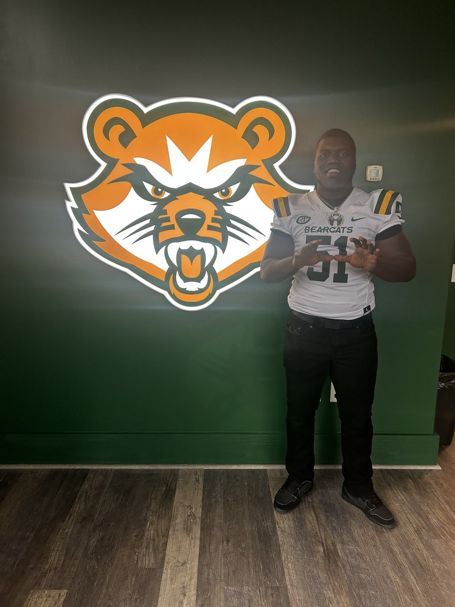 #AGTG After a great visit at st. Vincent with <a href="/CoachCGoff/">𝐂𝐚𝐬𝐞𝐲 𝐆𝐨𝐟𝐟</a> I am blessed and excited to say I have received an offer from st. Vincent! Thank you for the opportunity!!
<a href="/usofootball/">USOUPREPFOOTBALL</a> <a href="/Dooderzs3/">🤐</a> <a href="/CoachFuture412/">Fewch</a> <a href="/Cant_man2man23/">Coach Nitty / Camp Nitty</a> <a href="/DwightCollinsJr/">Dwight Collins Jr.</a> <a href="/CoachPeluso_/">Brandon Peluso</a> <a href="/CoachYarosz/">Mike Yarosz</a>