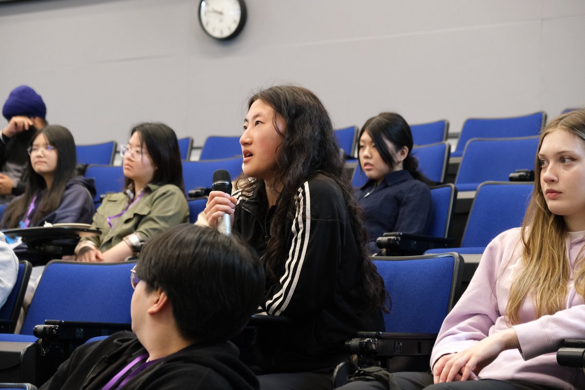 SFU_CompSci's tweet image. Earlier this month, students participated in the Explore Computing Science Research Workshop. Across three days, students learned about computing science research from our keynote speakers and presented their own projects on the last day.
Swipe for highlights!
